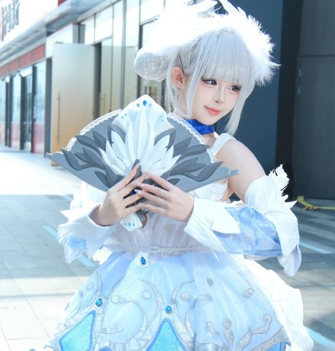Shimianxiong Cos Impresses With a Dreamy Blue-and-White Cosplay Photo Set