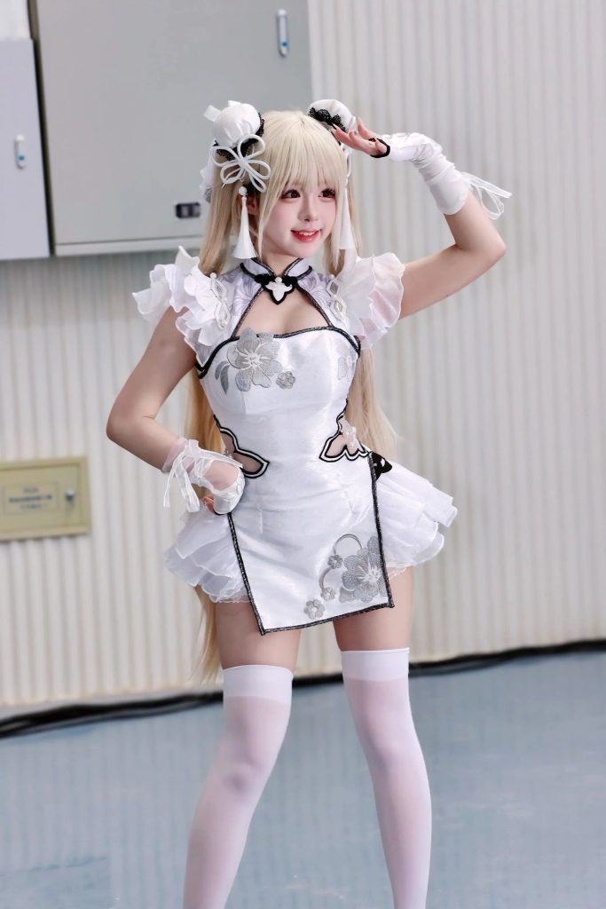 Shimianxiong Cosplay Stands Out With a Sweet and Elegant White-Themed ...